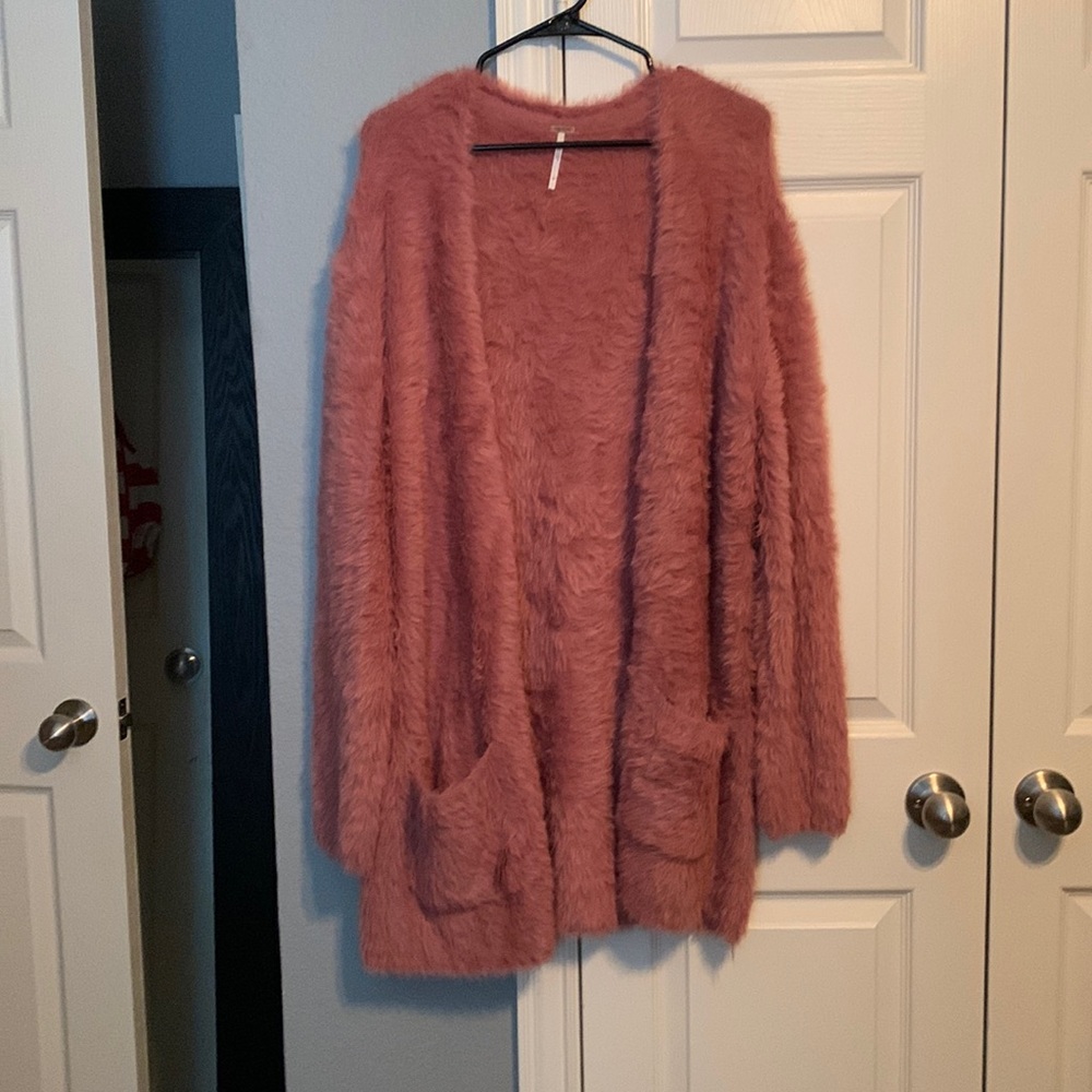 Soft and warm Free People sweater.  Very comfy!  Worn once!